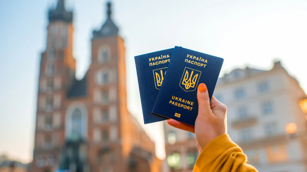 Які документи для українців за кордоном?